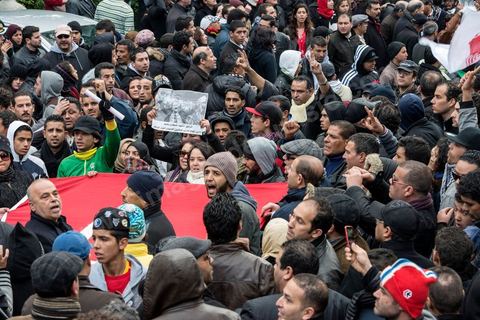 08 février 2013 : Enterrement de Chokri Belaid à Tunis. Une foule de près de 40 000 personnes accompagnent le corps de Chokri Belaid au cimetière après son assassinat deux jours auparavant. La Tunisie en hommage à l'un des grands leaders de l'opposition et pour contester la violence politique respect une grève générale nationale. 