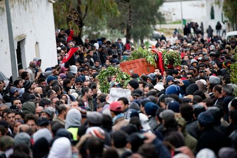 08 février 2013 : Enterrement de Chokri Belaid à Tunis. Une foule de près de 40 000 personnes accompagnent le corps de Chokri Belaid au cimetière après son assassinat deux jours auparavant. La Tunisie en hommage à l'un des grands leaders de l'opposition et pour contester la violence politique respect une grève générale nationale. 