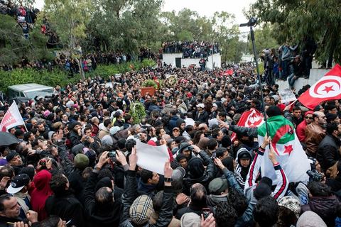 08 février 2013 : Enterrement de Chokri Belaid à Tunis. Une foule de près de 40 000 personnes accompagnent le corps de Chokri Belaid au cimetière après son assassinat deux jours auparavant. La Tunisie en hommage à l'un des grands leaders de l'opposition et pour contester la violence politique respect une grève générale nationale. 