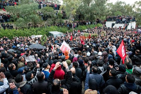 08 février 2013 : Enterrement de Chokri Belaid à Tunis. Une foule de près de 40 000 personnes accompagnent le corps de Chokri Belaid au cimetière après son assassinat deux jours auparavant. La Tunisie en hommage à l'un des grands leaders de l'opposition et pour contester la violence politique respect une grève générale nationale. 