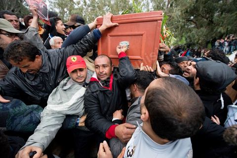 08 février 2013 : Enterrement de Chokri Belaid à Tunis. Une foule de près de 40 000 personnes accompagnent le corps de Chokri Belaid au cimetière après son assassinat deux jours auparavant. La Tunisie en hommage à l'un des grands leaders de l'opposition et pour contester la violence politique respect une grève générale nationale. 