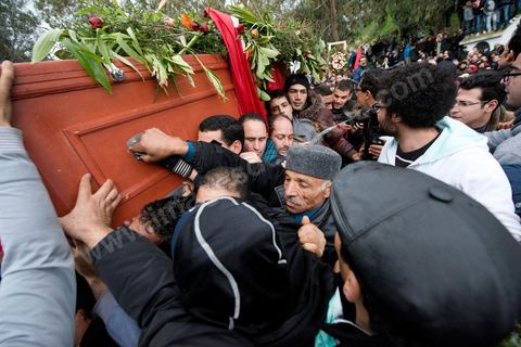 08 février 2013 : Enterrement de Chokri Belaid à Tunis. Une foule de près de 40 000 personnes accompagnent le corps de Chokri Belaid au cimetière après son assassinat deux jours auparavant. La Tunisie en hommage à l'un des grands leaders de l'opposition et pour contester la violence politique respect une grève générale nationale. 