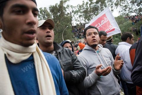 08 février 2013 : Enterrement de Chokri Belaid à Tunis. Une foule de près de 40 000 personnes accompagnent le corps de Chokri Belaid au cimetière après son assassinat deux jours auparavant. La Tunisie en hommage à l'un des grands leaders de l'opposition et pour contester la violence politique respect une grève générale nationale. 