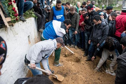 08 février 2013 : Enterrement de Chokri Belaid à Tunis. Une foule de près de 40 000 personnes accompagnent le corps de Chokri Belaid au cimetière après son assassinat deux jours auparavant. La Tunisie en hommage à l'un des grands leaders de l'opposition et pour contester la violence politique respect une grève générale nationale. 