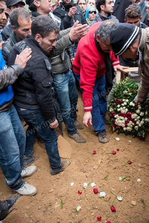 08 février 2013 : Enterrement de Chokri Belaid à Tunis. Une foule de près de 40 000 personnes accompagnent le corps de Chokri Belaid au cimetière après son assassinat deux jours auparavant. La Tunisie en hommage à l'un des grands leaders de l'opposition et pour contester la violence politique respect une grève générale nationale. 