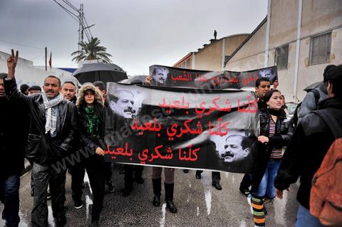 08 février 2013 : cortège et population venue rendre un dernier hommage à Chokri Bealid. Enterrement de Chokri Belaid à Tunis. Une foule de près de 40 000 personnes accompagnent le corps de Chokri Belaid au cimetière après son assassinat deux jours auparavant. La Tunisie en hommage à l'un des grands leaders de l'opposition et pour contester la violence politique respect une grève générale nationale. 