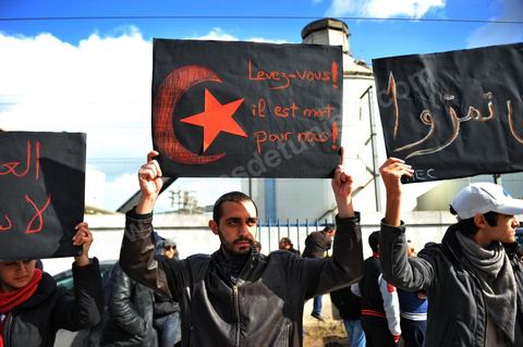 08 février 2013 : cortège et population venue rendre un dernier hommage à Chokri Bealid. Enterrement de Chokri Belaid à Tunis. Une foule de près de 40 000 personnes accompagnent le corps de Chokri Belaid au cimetière après son assassinat deux jours auparavant. La Tunisie en hommage à l'un des grands leaders de l'opposition et pour contester la violence politique respect une grève générale nationale. 