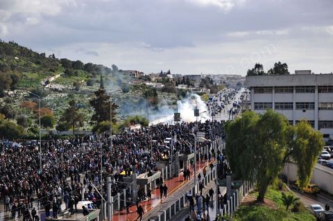 08 février 2013 : pendant l'enterrement, affrontements entre la police et de jeunes casseurs qui vont incendier quelques véhicules situés près du cimentière. Enterrement de Chokri Belaid à Tunis. Une foule de près de 40 000 personnes accompagnent le corps de Chokri Belaid au cimetière après son assassinat deux jours auparavant. La Tunisie en hommage à l'un des grands leaders de l'opposition et pour contester la violence politique respect une grève générale nationale. 