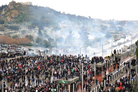 08 février 2013 : pendant l'enterrement, affrontements entre la police et de jeunes casseurs qui vont incendier quelques véhicules situés près du cimentière. Enterrement de Chokri Belaid à Tunis. Une foule de près de 40 000 personnes accompagnent le corps de Chokri Belaid au cimetière après son assassinat deux jours auparavant. La Tunisie en hommage à l'un des grands leaders de l'opposition et pour contester la violence politique respect une grève générale nationale. 