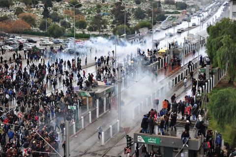08 février 2013 : pendant l'enterrement, affrontements entre la police et de jeunes casseurs qui vont incendier quelques véhicules situés près du cimentière. Enterrement de Chokri Belaid à Tunis. Une foule de près de 40 000 personnes accompagnent le corps de Chokri Belaid au cimetière après son assassinat deux jours auparavant. La Tunisie en hommage à l'un des grands leaders de l'opposition et pour contester la violence politique respect une grève générale nationale. 