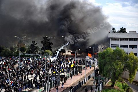 08 février 2013 : pendant l'enterrement, affrontements entre la police et de jeunes casseurs qui vont incendier quelques véhicules situés près du cimentière. Enterrement de Chokri Belaid à Tunis. Une foule de près de 40 000 personnes accompagnent le corps de Chokri Belaid au cimetière après son assassinat deux jours auparavant. La Tunisie en hommage à l'un des grands leaders de l'opposition et pour contester la violence politique respect une grève générale nationale. 