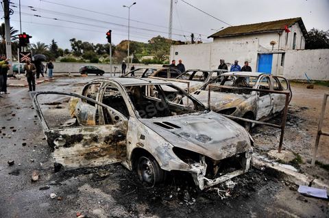 08 février 2013 : pendant l'enterrement, affrontements entre la police et de jeunes casseurs qui vont incendier quelques véhicules situés près du cimentière. Enterrement de Chokri Belaid à Tunis. Une foule de près de 40 000 personnes accompagnent le corps de Chokri Belaid au cimetière après son assassinat deux jours auparavant. La Tunisie en hommage à l'un des grands leaders de l'opposition et pour contester la violence politique respect une grève générale nationale. 