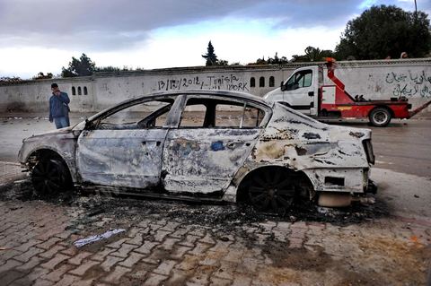 08 février 2013 : pendant l'enterrement, affrontements entre la police et de jeunes casseurs qui vont incendier quelques véhicules situés près du cimentière. Enterrement de Chokri Belaid à Tunis. Une foule de près de 40 000 personnes accompagnent le corps de Chokri Belaid au cimetière après son assassinat deux jours auparavant. La Tunisie en hommage à l'un des grands leaders de l'opposition et pour contester la violence politique respect une grève générale nationale. 
