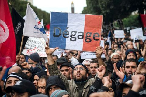 09 février 2013 : manifestation des partisans de Ennahdha sur l'avenue Habib Bourguiba à Tunis. Plus de 3.000 manifestants scandaient samedi des slogans pro-islamistes et anti-français dans le centre de Tunis lors d'un rassemblement à l'appel du parti islamiste au pouvoir Ennahda alors que la Tunisie est plongée dans l'incertitude depuis l'assassinat de l'opposant Chokri Belaïd.