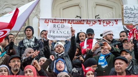 09 février 2013 : manifestation des partisans de Ennahdha sur l'avenue Habib Bourguiba à Tunis. Plus de 3.000 manifestants scandaient samedi des slogans pro-islamistes et anti-français dans le centre de Tunis lors d'un rassemblement à l'appel du parti islamiste au pouvoir Ennahda alors que la Tunisie est plongée dans l'incertitude depuis l'assassinat de l'opposant Chokri Belaïd.