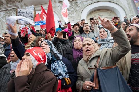 09 février 2013 : manifestation des partisans de Ennahdha sur l'avenue Habib Bourguiba à Tunis. Plus de 3.000 manifestants scandaient samedi des slogans pro-islamistes et anti-français dans le centre de Tunis lors d'un rassemblement à l'appel du parti islamiste au pouvoir Ennahda alors que la Tunisie est plongée dans l'incertitude depuis l'assassinat de l'opposant Chokri Belaïd.