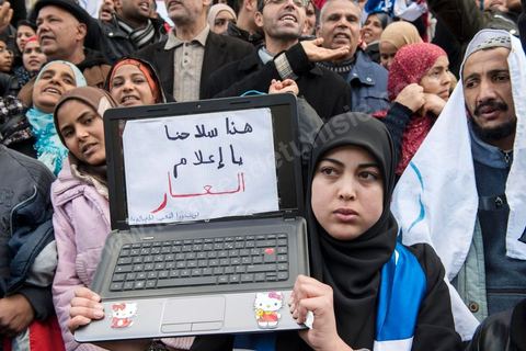 09 février 2013 : manifestation des partisans de Ennahdha sur l'avenue Habib Bourguiba à Tunis. Plus de 3.000 manifestants scandaient samedi des slogans pro-islamistes et anti-français dans le centre de Tunis lors d'un rassemblement à l'appel du parti islamiste au pouvoir Ennahda alors que la Tunisie est plongée dans l'incertitude depuis l'assassinat de l'opposant Chokri Belaïd.