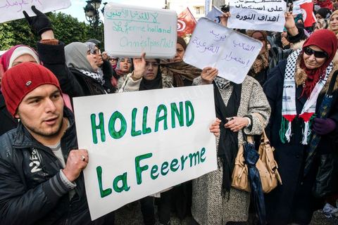 09 février 2013 : manifestation des partisans de Ennahdha sur l'avenue Habib Bourguiba à Tunis. Plus de 3.000 manifestants scandaient samedi des slogans pro-islamistes et anti-français dans le centre de Tunis lors d'un rassemblement à l'appel du parti islamiste au pouvoir Ennahda alors que la Tunisie est plongée dans l'incertitude depuis l'assassinat de l'opposant Chokri Belaïd.