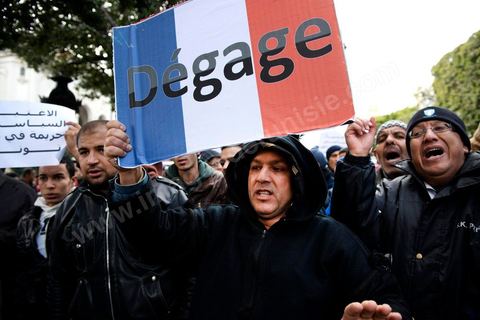 09 février 2013 : manifestation des partisans de Ennahdha sur l'avenue Habib Bourguiba à Tunis. Plus de 3.000 manifestants scandaient samedi des slogans pro-islamistes et anti-français dans le centre de Tunis lors d'un rassemblement à l'appel du parti islamiste au pouvoir Ennahda alors que la Tunisie est plongée dans l'incertitude depuis l'assassinat de l'opposant Chokri Belaïd.