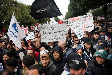 09 février 2013 : manifestation des partisans de Ennahdha sur l'avenue Habib Bourguiba à Tunis. Plus de 3.000 manifestants scandaient samedi des slogans pro-islamistes et anti-français dans le centre de Tunis lors d'un rassemblement à l'appel du parti islamiste au pouvoir Ennahda alors que la Tunisie est plongée dans l'incertitude depuis l'assassinat de l'opposant Chokri Belaïd.