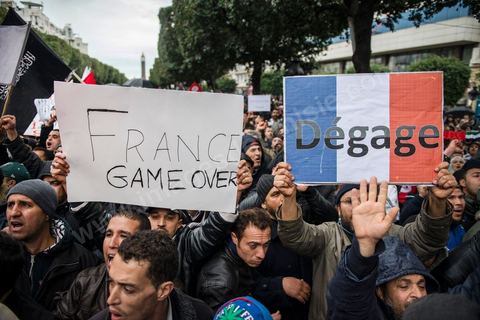 09 février 2013 : manifestation des partisans de Ennahdha sur l'avenue Habib Bourguiba à Tunis. Plus de 3.000 manifestants scandaient samedi des slogans pro-islamistes et anti-français dans le centre de Tunis lors d'un rassemblement à l'appel du parti islamiste au pouvoir Ennahda alors que la Tunisie est plongée dans l'incertitude depuis l'assassinat de l'opposant Chokri Belaïd.