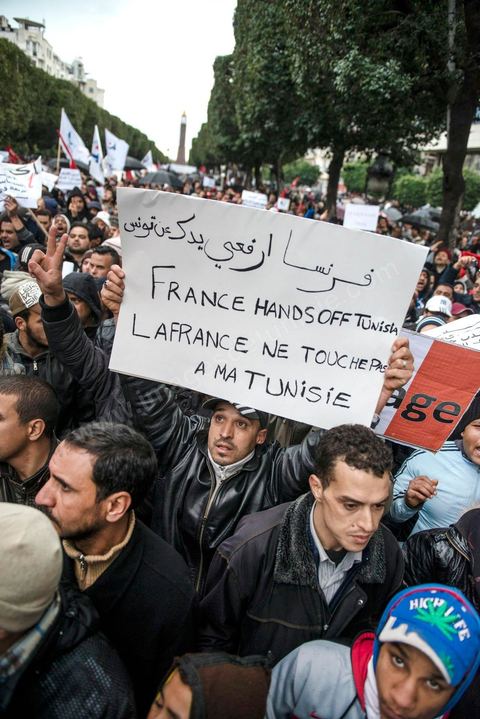 09 février 2013 : manifestation des partisans de Ennahdha sur l'avenue Habib Bourguiba à Tunis. Plus de 3.000 manifestants scandaient samedi des slogans pro-islamistes et anti-français dans le centre de Tunis lors d'un rassemblement à l'appel du parti islamiste au pouvoir Ennahda alors que la Tunisie est plongée dans l'incertitude depuis l'assassinat de l'opposant Chokri Belaïd.