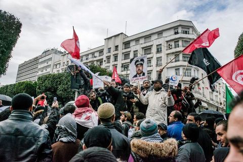 09 février 2013 : manifestation des partisans de Ennahdha sur l'avenue Habib Bourguiba à Tunis. Plus de 3.000 manifestants scandaient samedi des slogans pro-islamistes et anti-français dans le centre de Tunis lors d'un rassemblement à l'appel du parti islamiste au pouvoir Ennahda alors que la Tunisie est plongée dans l'incertitude depuis l'assassinat de l'opposant Chokri Belaïd.