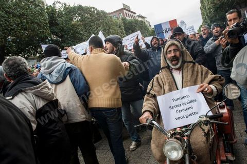 09 février 2013 : manifestation des partisans de Ennahdha sur l'avenue Habib Bourguiba à Tunis. Plus de 3.000 manifestants scandaient samedi des slogans pro-islamistes et anti-français dans le centre de Tunis lors d'un rassemblement à l'appel du parti islamiste au pouvoir Ennahda alors que la Tunisie est plongée dans l'incertitude depuis l'assassinat de l'opposant Chokri Belaïd.