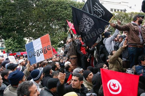 09 février 2013 : La foule rassemblée sur l'avenue bourguiba crie des slogans hostiles à la France en réponse à la réaction de Manuel Vals, Ministre de l'intérieur. Plus de 3.000 manifestants scandaient samedi des slogans pro-islamistes et anti-français dans le centre de Tunis lors d'un rassemblement à l'appel du parti islamiste au pouvoir Ennahda alors que la Tunisie est plongée dans l'incertitude depuis l'assassinat de l'opposant Chokri Belaïd.