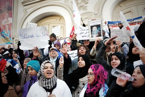 09 février 2013 : Manifestants militants du parti islamiste d'Ennahda devant le théâtre de Tunis scandent leur colère contre les propos du Ministre de l'intérieur Manuels Valls. Plus de 3.000 manifestants scandaient samedi des slogans pro-islamistes et anti-français dans le centre de Tunis lors d'un rassemblement à l'appel du parti islamiste au pouvoir Ennahda alors que la Tunisie est plongée dans l'incertitude depuis l'assassinat de l'opposant Chokri Belaïd.
