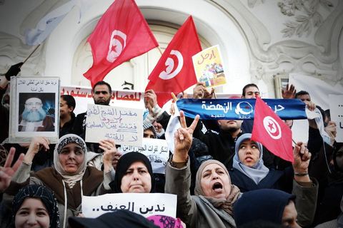 09 février 2013 : Manifestants militants du parti islamiste d'Ennahda devant le théâtre de Tunis scandent leur colère contre les propos du Ministre de l'intérieur Manuels Valls. Plus de 3.000 manifestants scandaient samedi des slogans pro-islamistes et anti-français dans le centre de Tunis lors d'un rassemblement à l'appel du parti islamiste au pouvoir Ennahda alors que la Tunisie est plongée dans l'incertitude depuis l'assassinat de l'opposant Chokri Belaïd.