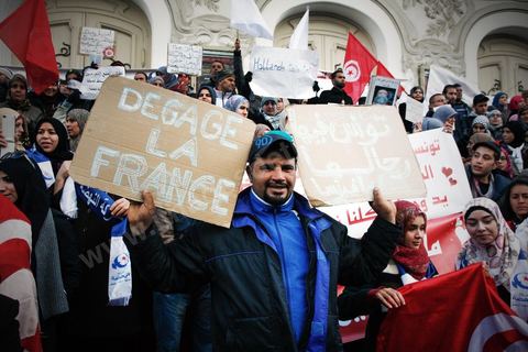 09 février 2013 : Manifestants militants du parti islamiste d'Ennahda devant le théâtre de Tunis scandent leur colère contre les propos du Ministre de l'intérieur Manuels Valls. Plus de 3.000 manifestants scandaient samedi des slogans pro-islamistes et anti-français dans le centre de Tunis lors d'un rassemblement à l'appel du parti islamiste au pouvoir Ennahda alors que la Tunisie est plongée dans l'incertitude depuis l'assassinat de l'opposant Chokri Belaïd.