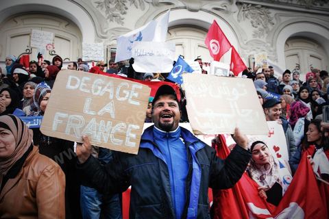 09 février 2013 : Manifestants militants du parti islamiste d'Ennahda devant le théâtre de Tunis scandent leur colère contre les propos du Ministre de l'intérieur Manuels Valls. Plus de 3.000 manifestants scandaient samedi des slogans pro-islamistes et anti-français dans le centre de Tunis lors d'un rassemblement à l'appel du parti islamiste au pouvoir Ennahda alors que la Tunisie est plongée dans l'incertitude depuis l'assassinat de l'opposant Chokri Belaïd.