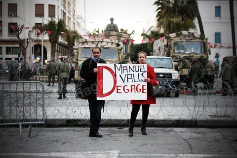 09 février 2013 : Manifestants devant l'ambassade de France contre les propos de Manuels Valls. Manifestation des partisans de Ennahdha sur l'avenue Habib Bourguiba à Tunis. Plus de 3.000 manifestants scandaient samedi des slogans pro-islamistes et anti-français dans le centre de Tunis lors d'un rassemblement à l'appel du parti islamiste au pouvoir Ennahda alors que la Tunisie est plongée dans l'incertitude depuis l'assassinat de l'opposant Chokri Belaïd.