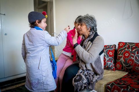 14 février 2012 : Basma Khalfaoui avec ses filles, avocate, femme de Chokri Belaid, leader politique du Front Populaire assassinat devant chez lui à Tunis le 6 février 2013. Une grande femme derrière un grand homme, au lendemain de cet assassinat, les Tunisiens, encore sous l’impact du choc qu’a été cet acte honni de tous ou presque, ont découvert la veuve de Chokri Belaïd, l’avocate Basma Khalfaoui. 