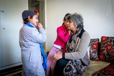 14 février 2012 : Basma Khalfaoui avec ses filles, avocate, femme de Chokri Belaid, leader politique du Front Populaire assassinat devant chez lui à Tunis le 6 février 2013. Une grande femme derrière un grand homme, au lendemain de cet assassinat, les Tunisiens, encore sous l’impact du choc qu’a été cet acte honni de tous ou presque, ont découvert la veuve de Chokri Belaïd, l’avocate Basma Khalfaoui. 