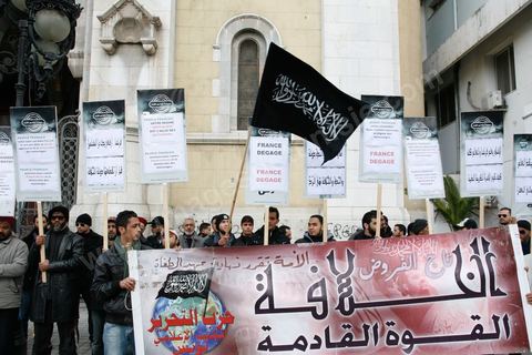 14 février 2013 : Manifestation d'une trenaitaine de personnes du parti Hizb Ettahrird devant l'Ambassade de France à Tunis. les slogans pro islamistes et anti France : "Peuple français, votre régime capitaliste est l'alliée des dictateurs", "France Dégage".