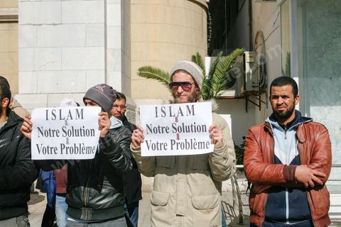 14 février 2013 : Manifestation d'une trenaitaine de personnes du parti Hizb Ettahrird devant l'Ambassade de France à Tunis. les slogans pro islamistes et anti France : "Peuple français, votre régime capitaliste est l'alliée des dictateurs", "France Dégage".