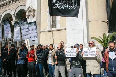 14 février 2013 : Manifestation d'une trenaitaine de personnes du parti Hizb Ettahrird devant l'Ambassade de France à Tunis. les slogans pro islamistes et anti France : "Peuple français, votre régime capitaliste est l'alliée des dictateurs", "France Dégage".