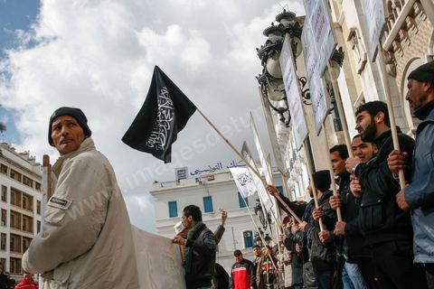 14 février 2013 : Manifestation d'une trenaitaine de personnes du parti Hizb Ettahrird devant l'Ambassade de France à Tunis. les slogans pro islamistes et anti France : "Peuple français, votre régime capitaliste est l'alliée des dictateurs", "France Dégage".