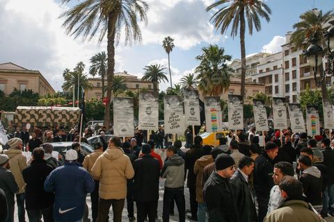 14 février 2013 : Manifestation d'une trenaitaine de personnes du parti Hizb Ettahrird devant l'Ambassade de France à Tunis. les slogans pro islamistes et anti France : "Peuple français, votre régime capitaliste est l'alliée des dictateurs", "France Dégage".