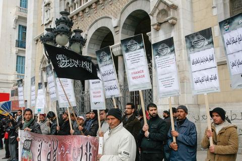 14 février 2013 : Manifestation d'une trenaitaine de personnes du parti Hizb Ettahrird devant l'Ambassade de France à Tunis. les slogans pro islamistes et anti France : "Peuple français, votre régime capitaliste est l'alliée des dictateurs", "France Dégage".