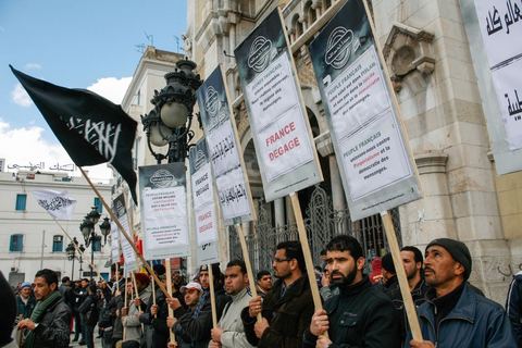 14 février 2013 : Manifestation d'une trenaitaine de personnes du parti Hizb Ettahrird devant l'Ambassade de France à Tunis. les slogans pro islamistes et anti France : "Peuple français, votre régime capitaliste est l'alliée des dictateurs", "France Dégage".