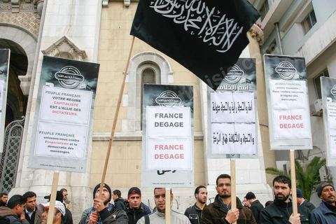 14 février 2013 : Manifestation d'une trenaitaine de personnes du parti Hizb Ettahrird devant l'Ambassade de France à Tunis. les slogans pro islamistes et anti France : "Peuple français, votre régime capitaliste est l'alliée des dictateurs", "France Dégage".
