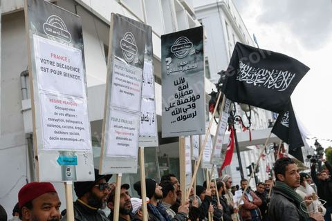 14 février 2013 : Manifestation d'une trenaitaine de personnes du parti Hizb Ettahrird devant l'Ambassade de France à Tunis. les slogans pro islamistes et anti France : "Peuple français, votre régime capitaliste est l'alliée des dictateurs", "France Dégage".