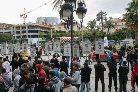14 février 2013 : Manifestation d'une trenaitaine de personnes du parti Hizb Ettahrird devant l'Ambassade de France à Tunis. les slogans pro islamistes et anti France : "Peuple français, votre régime capitaliste est l'alliée des dictateurs", "France Dégage".
