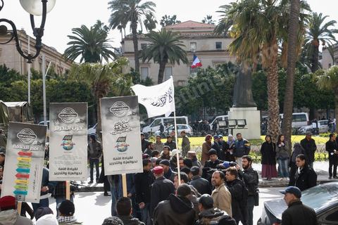 14 février 2013 : Manifestation d'une trenaitaine de personnes du parti Hizb Ettahrird devant l'Ambassade de France à Tunis. les slogans pro islamistes et anti France : "Peuple français, votre régime capitaliste est l'alliée des dictateurs", "France Dégage".