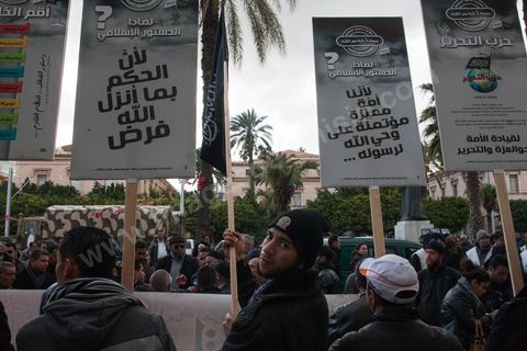 14 février 2013 : Manifestation d'une trenaitaine de personnes du parti Hizb Ettahrird devant l'Ambassade de France à Tunis. les slogans pro islamistes et anti France : "Peuple français, votre régime capitaliste est l'alliée des dictateurs", "France Dégage".