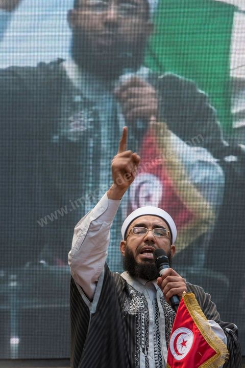16 février 2013 : Bechir Bel Hassen, prédicateur salafiste lors de la manifestation organisée par Ennahdha le 16 février 2013 pour défendre la légitimité de l'Assemblée constituante et le principe d'un gouvernement politique.