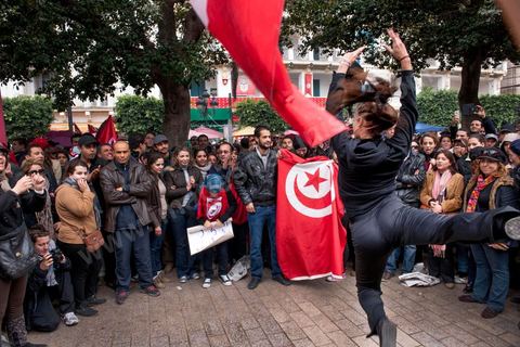 23 février 2013 : Au milieu de la manifestation une artiste danseuse tunisienne anime par quelques pas de danse la foule. Près de 3000 partisans et citoyens sont venus protester devant le Ministère de l'Intérieur pour la lenteur de l'enquête sur l'assassinat du militant politique Chokri Belaid le 6 février dernier. Les slogans ont aussi accusé le parti au pouvoir Ennahdha et son dirigeant Rached Ghannouchi.